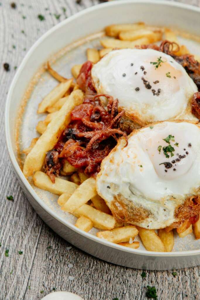 Huevos de corral con pulpitos frescos. 