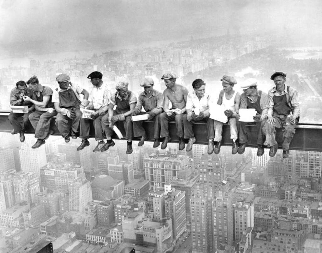 Fotografía obreros en viga rascacielos.