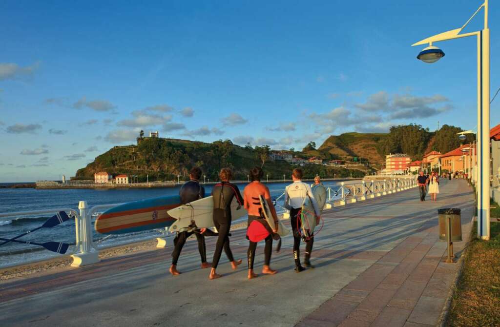 Surfistas en Ribadesella.