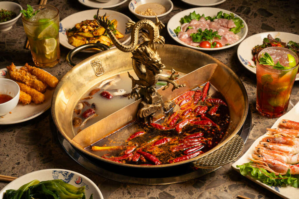 Olla de hot pot rodeada de ingredientes