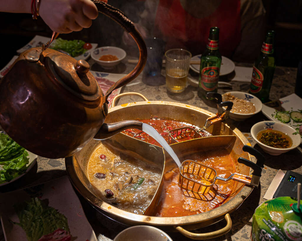 La olla de hot pot puede tener uno, dos o tres caldos diferentes