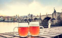 Cervezas en el puente de Carlos de Praga