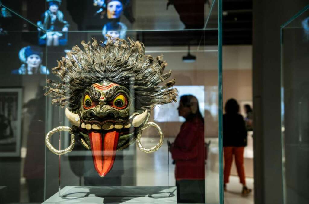 Una máscara en la muestra Veneradas y Temidas, en CaixaForum