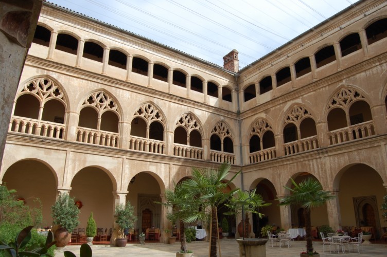 Claustro gótico Hospedería Guadalupe