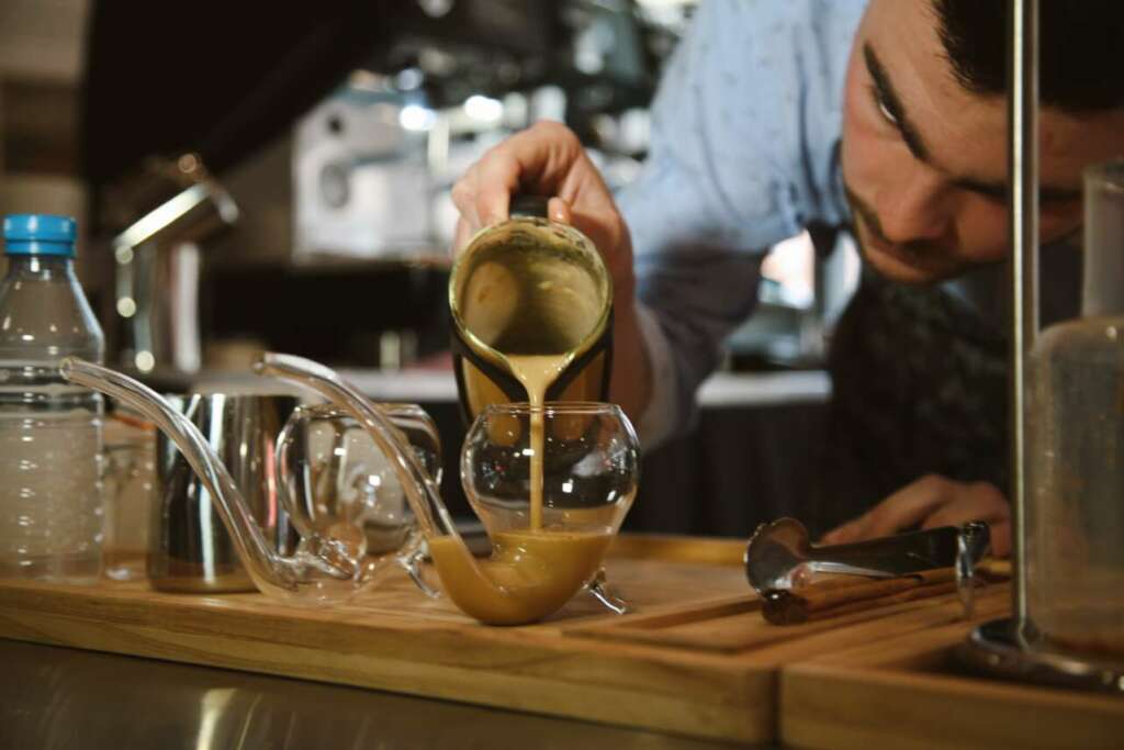 Barista preparando un café