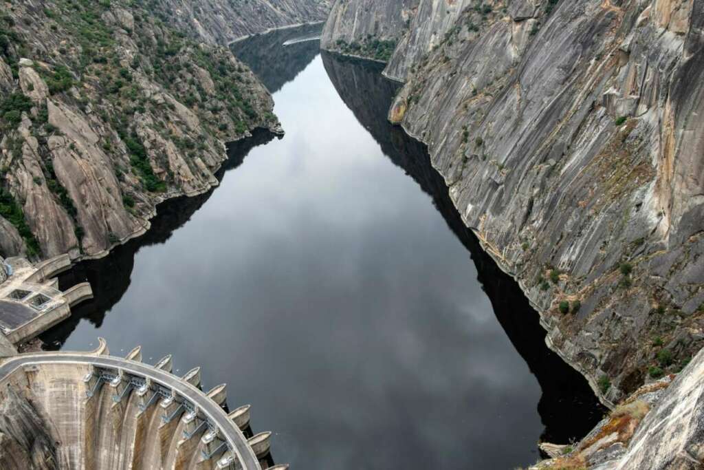 Paredes de roca y presa de Aldeadávila