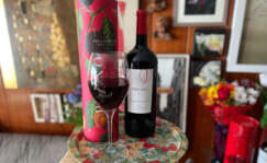 Botella y copa de vino Pruno (Ribera del Duero)