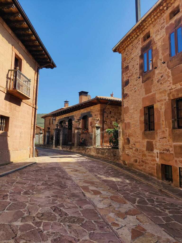 Casonas de piedra en Pineda de la Sierra