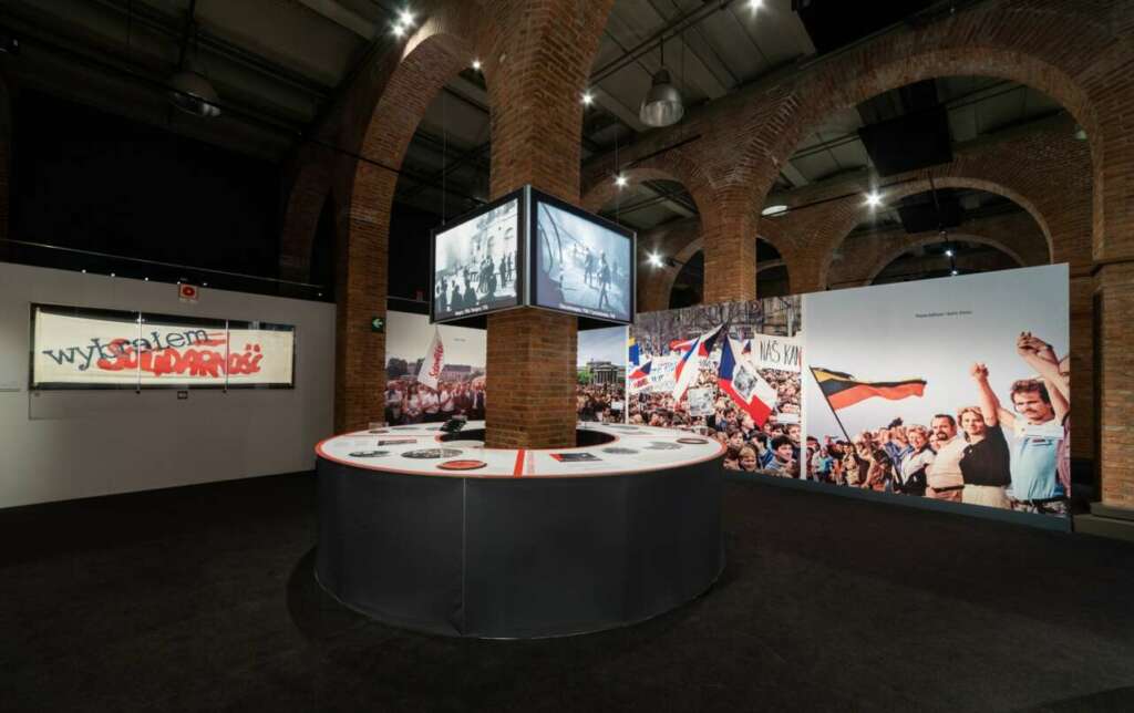 Vista de sala en la muestra El Muro de Berlín
