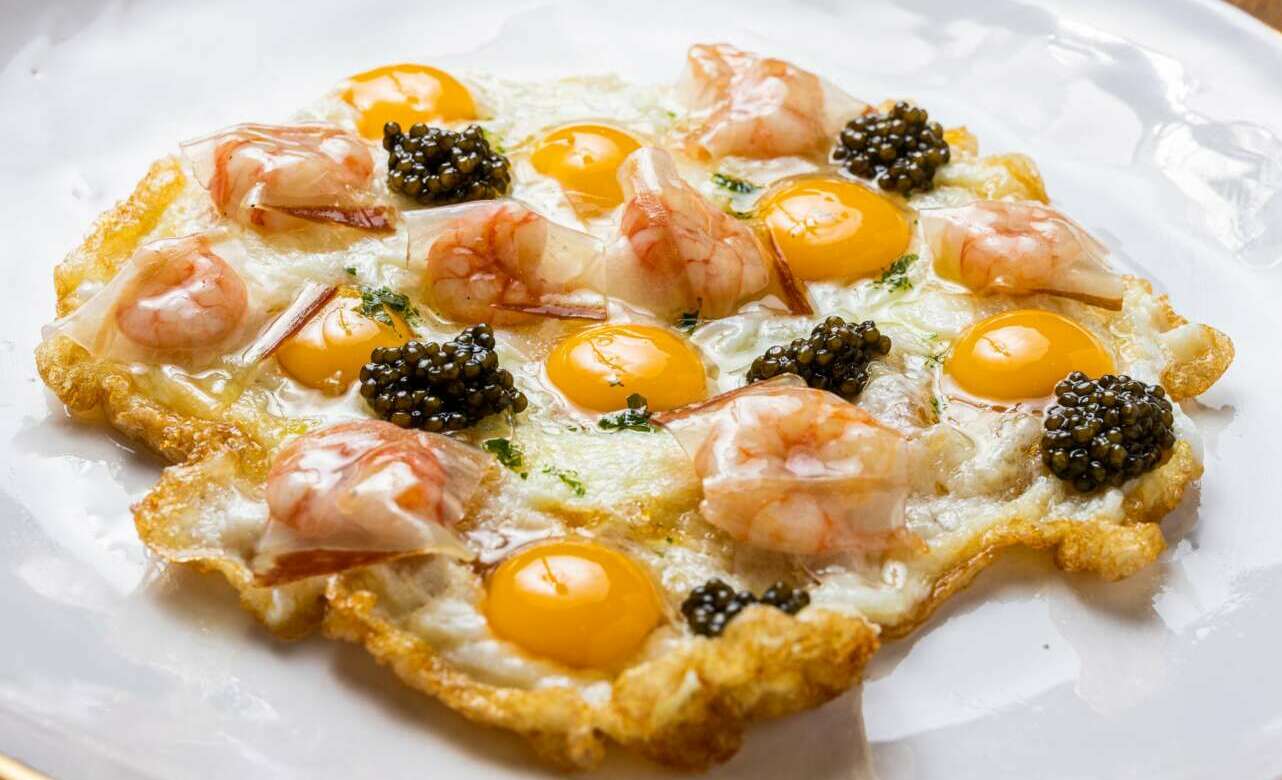 Huevo de siete yemas con gambitas y caviar en Amar Barcelona