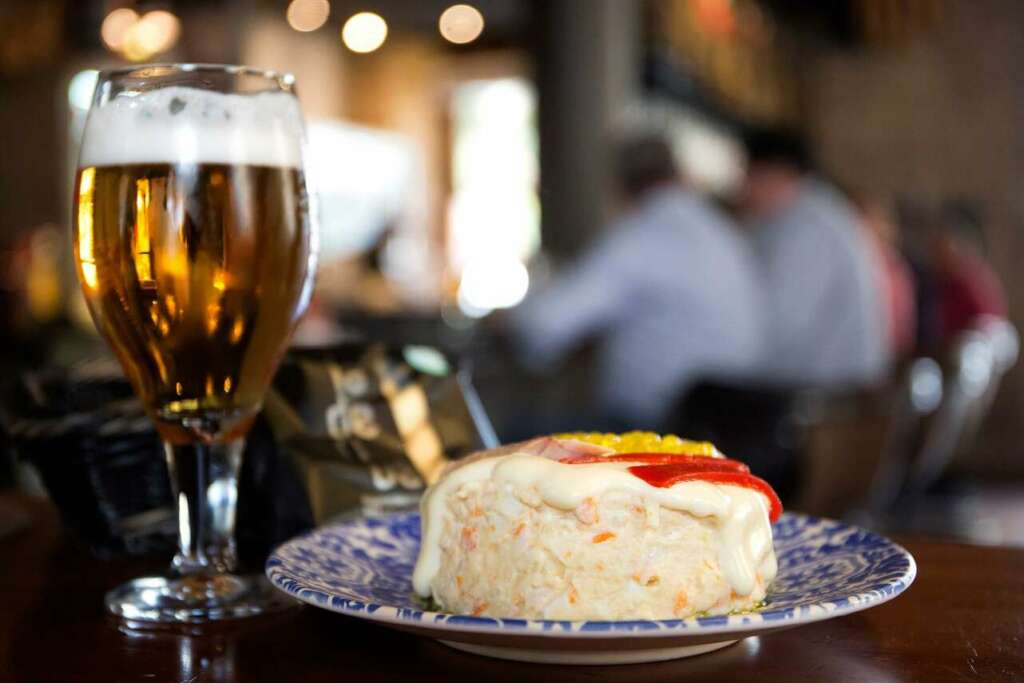 Ensaladilla rusa y cerveza