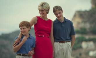 Lady Di con sus hijos en una escena de The Crown (Netflix)