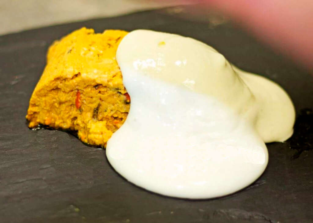 Pastel de mejillones con salsa de queso San Simón
