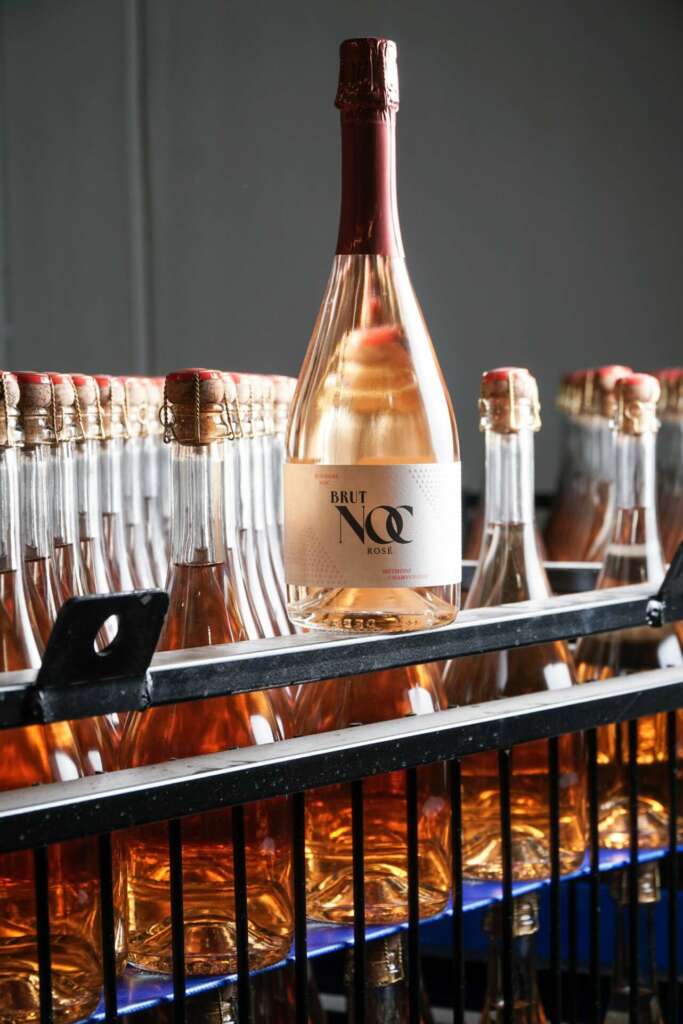 Botellas de brut rosé de Bodegas NOC