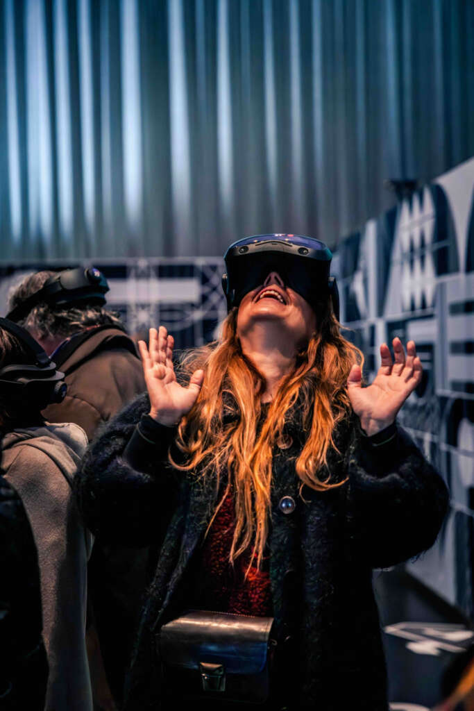 Mujer con gafas de realidad virtual en la muestra Tomorrowland.