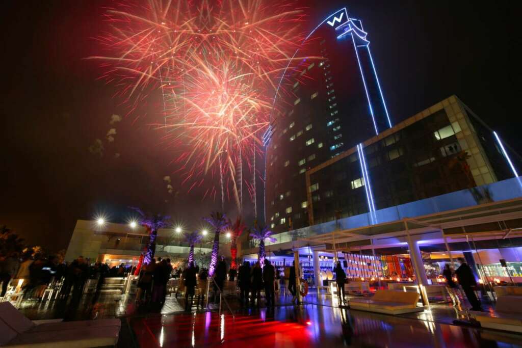 Fuegos artificiales frente al W Hotel en Barcelona