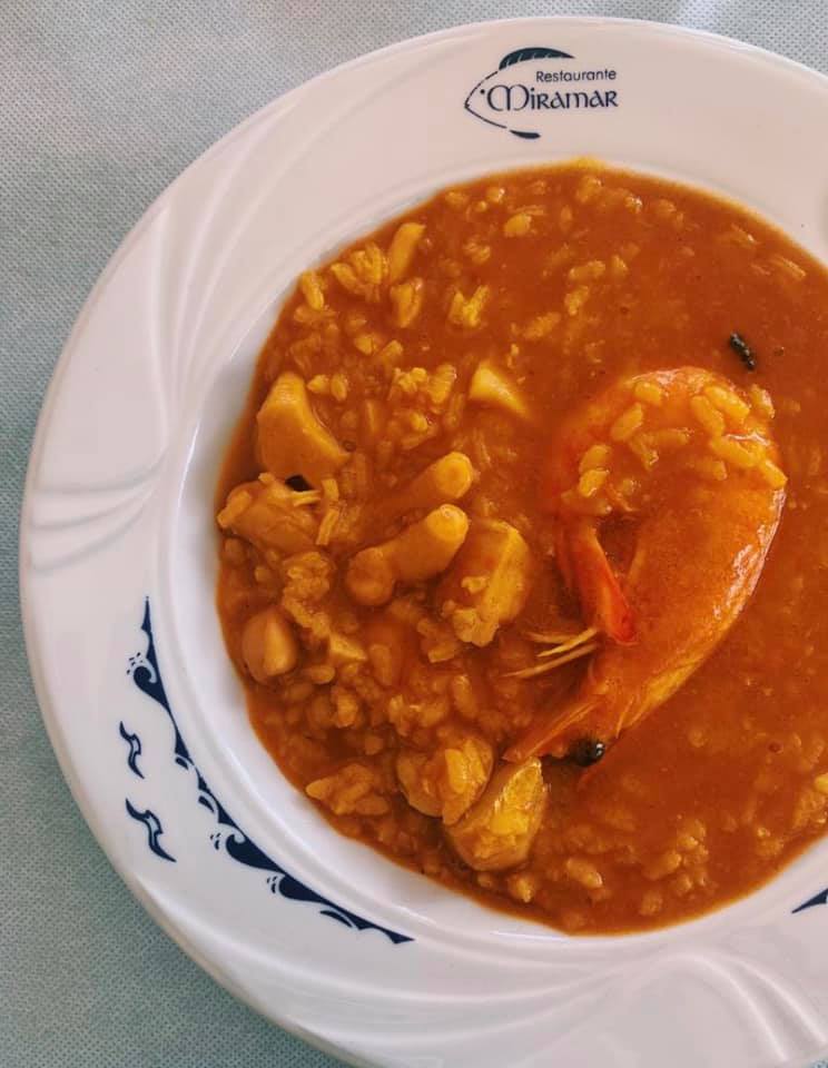 Plato de arroz caldoso en el restaurante Miramar de Punta Umbría.