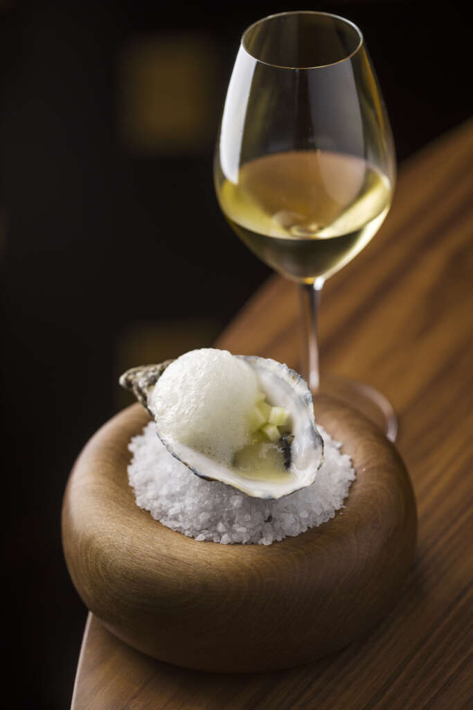 Ostra con texturas de manzana en el restaurante QUIRAT.