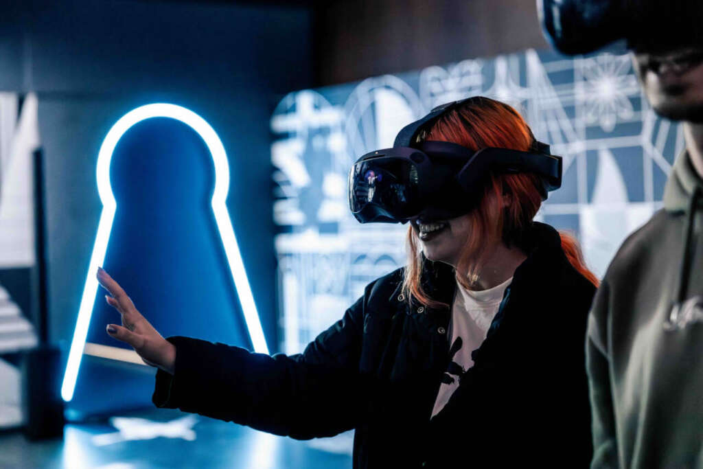 Mujer con gafas de realidad virtual en The Great Book of Tomorrow