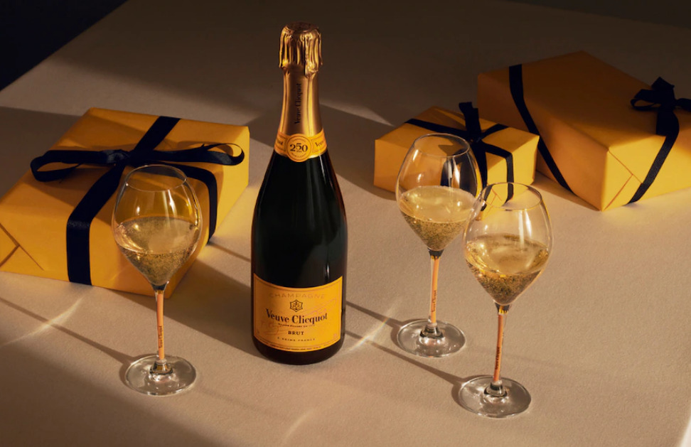 Botella de Veuve Clicquot y copas