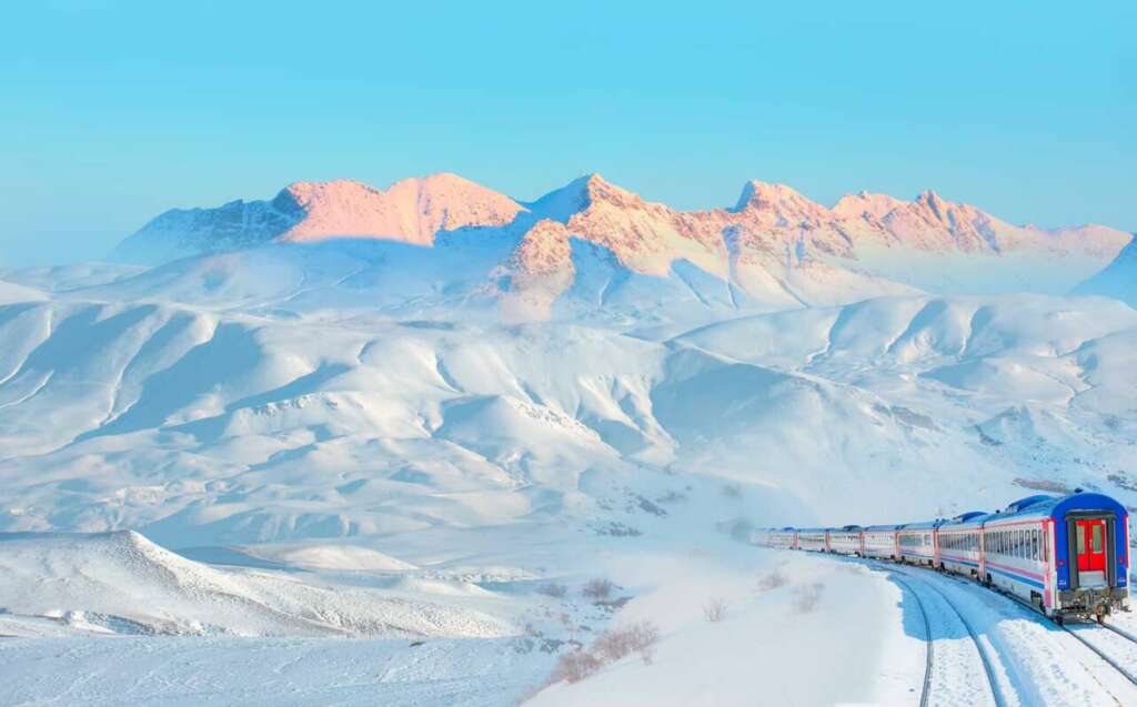 Vista del Doğu Express en un paisaje nevado
