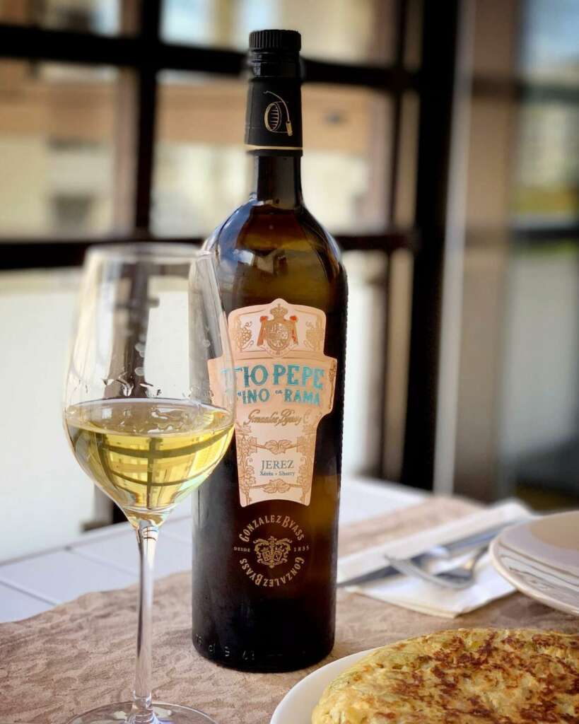 Botella y copa de vino fino de Jerez.