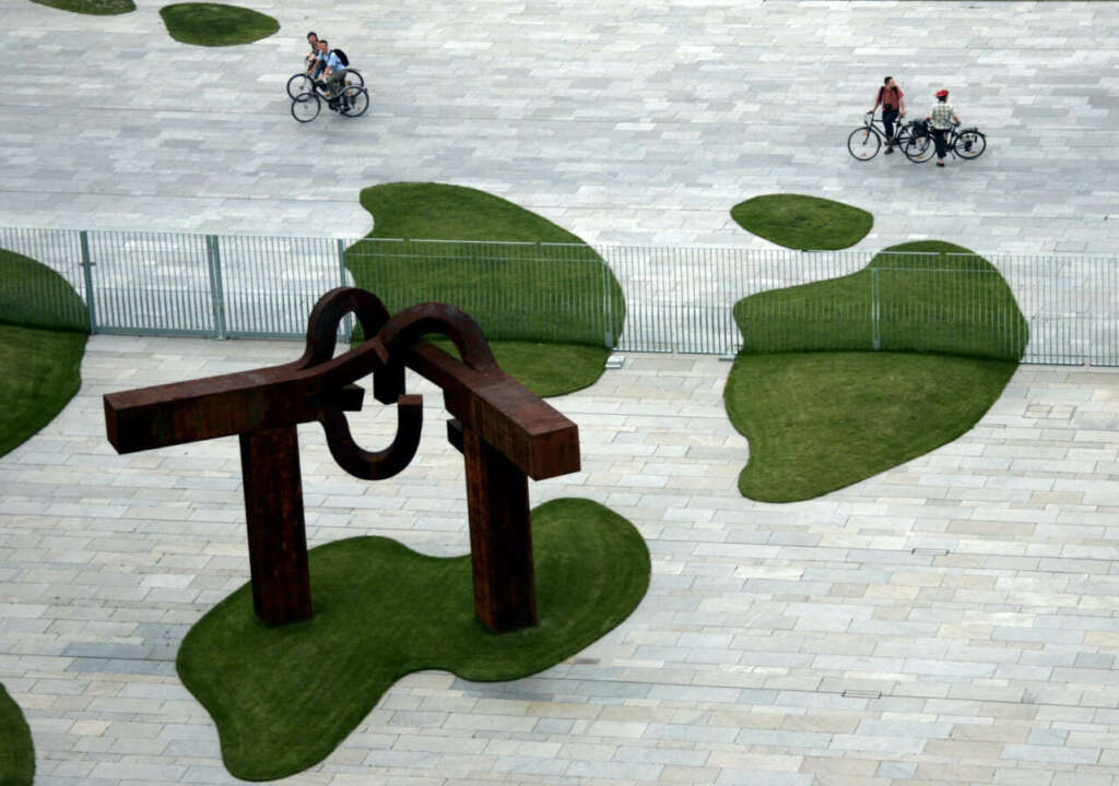 Escultura 'Berlín' de Eduardo Chillida en Berlín (Alemania).