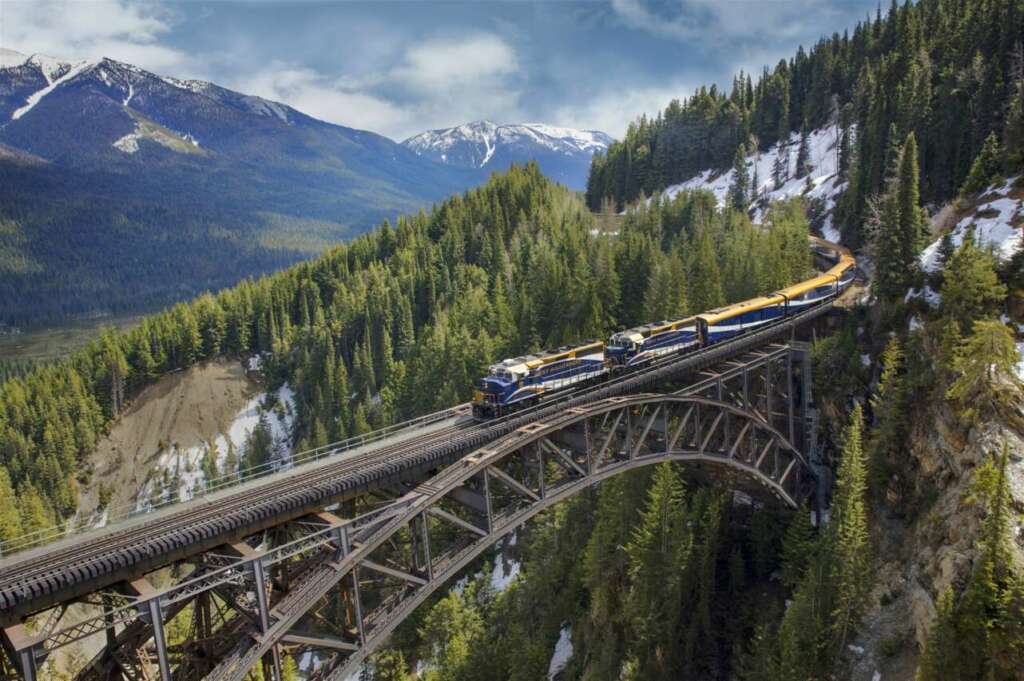 Un tren panorámico por las montañas rocosas. 
