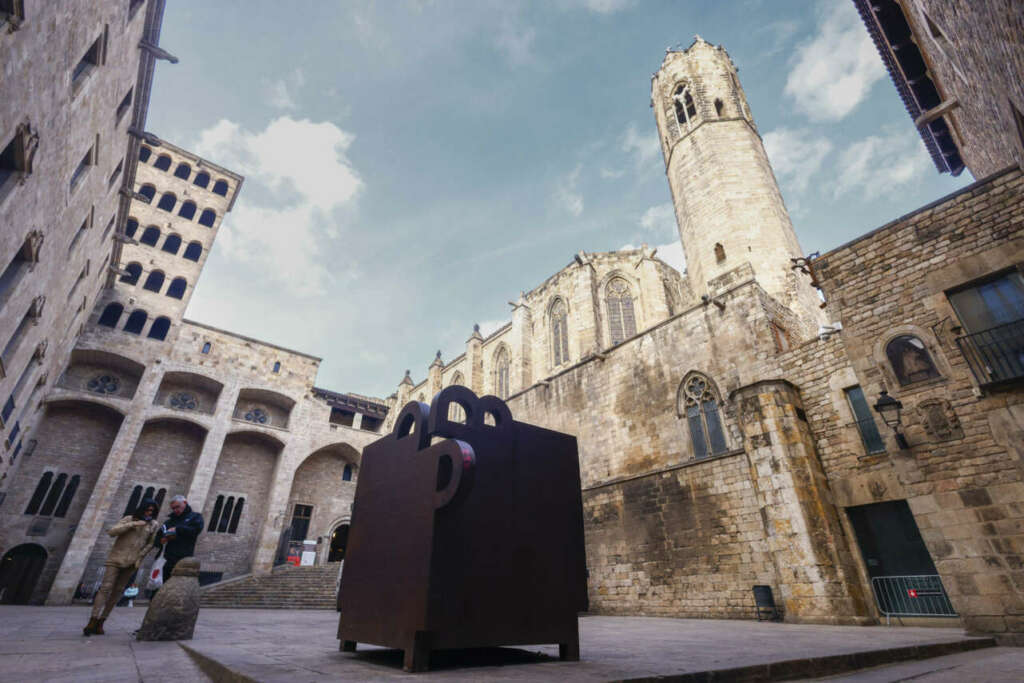 La obra 'Topos V', de Eduardo Chillida instalada en la Plaça del Rei de Barcelona. 