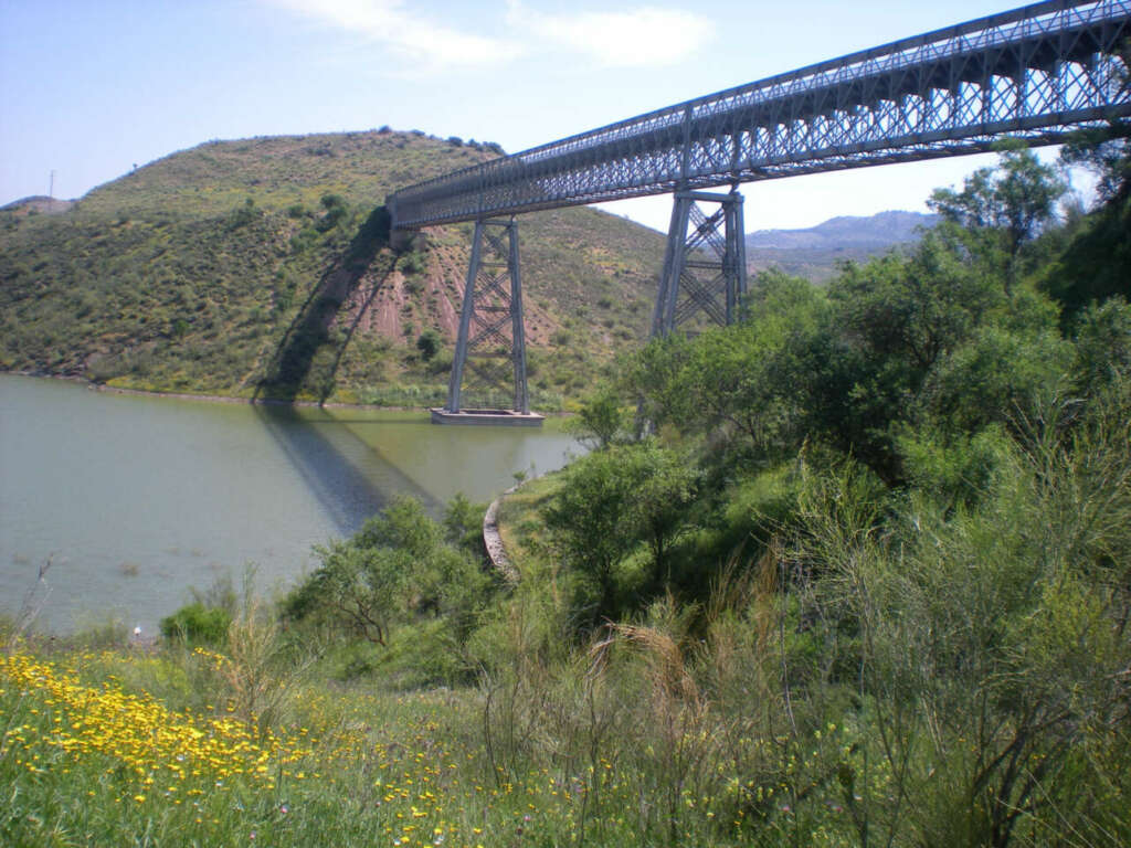 Viaducto de  hierro en la Vía Verde del Aceite (Andalucía)