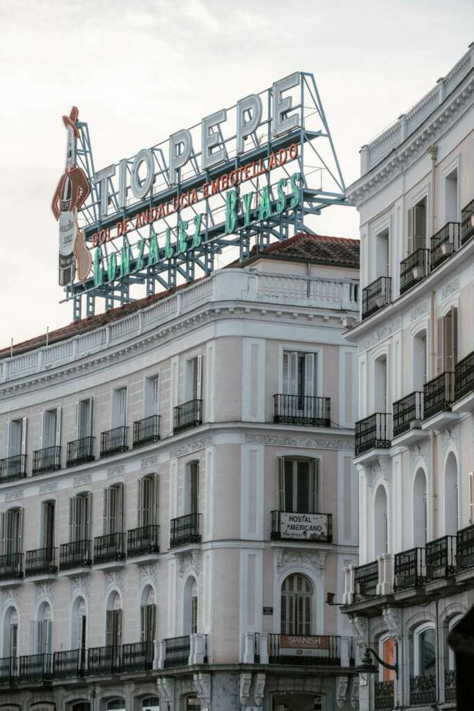 Cartel de Tïo Pepe en la Puerta del Sol de Madrid