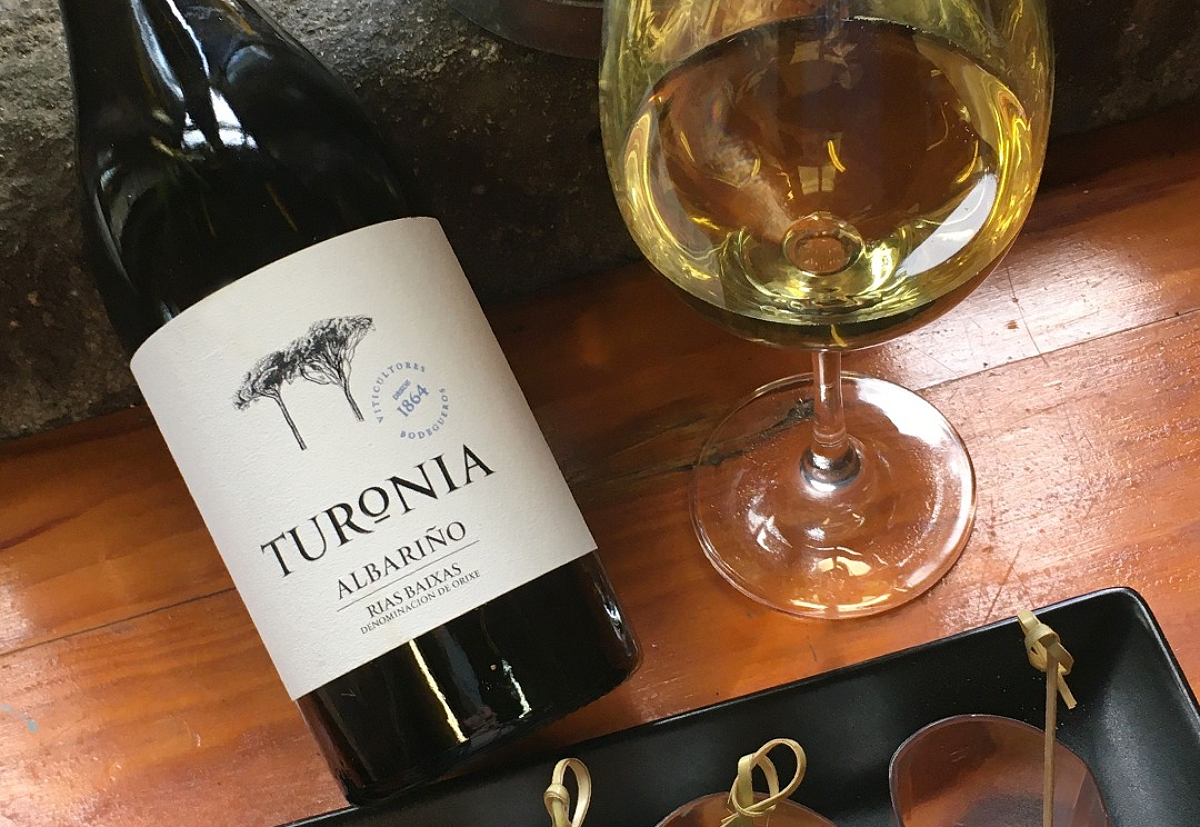 Botella y copa vino Turonia de Quinta de Couselo