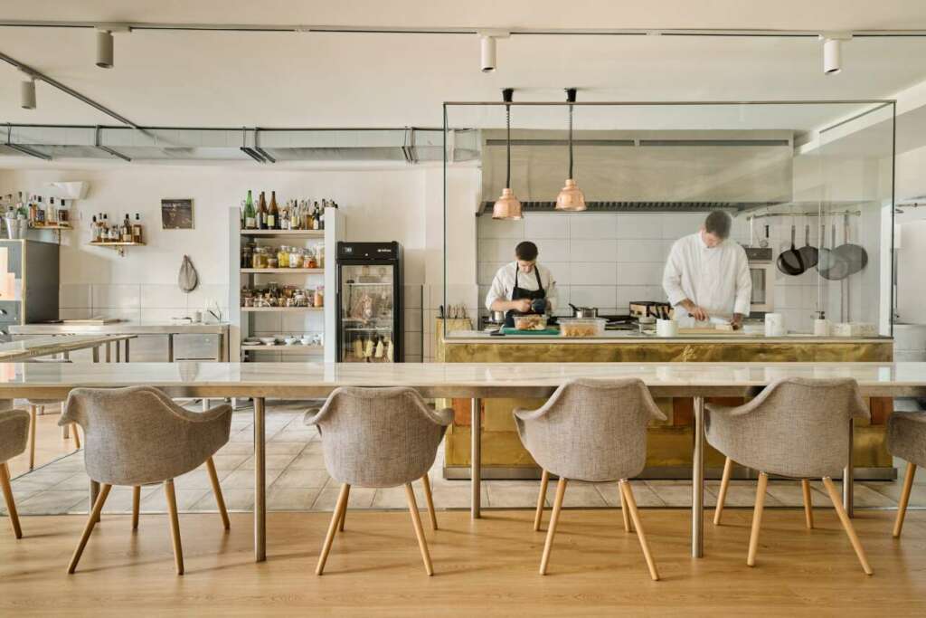 Sala y barra del restaurante Playing Solo en Madrid.