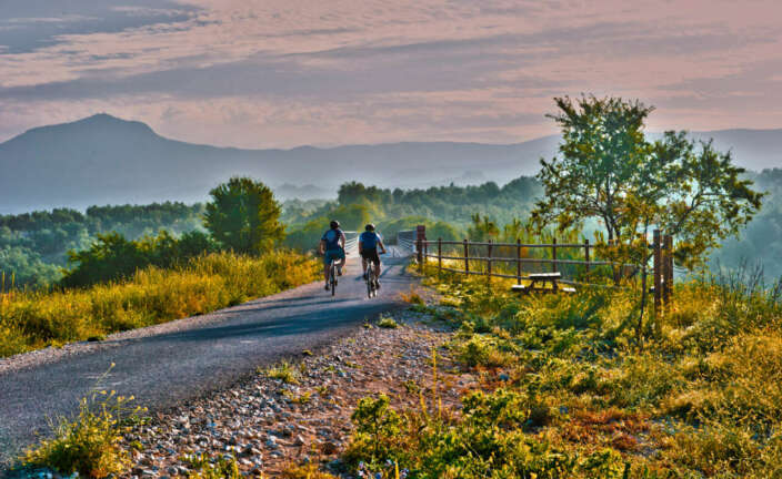 Dos ciclistas en la Vía Verde del Aceite (Andalucía)