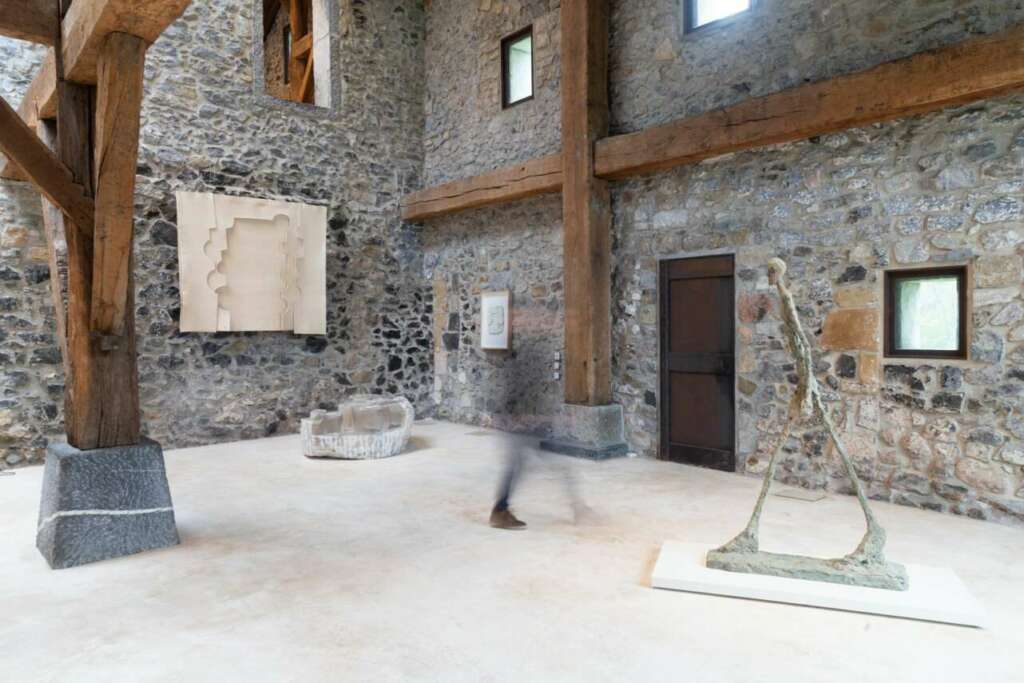 Vista de la exposición Universo Maeght en Chillida Leku (Hernani)