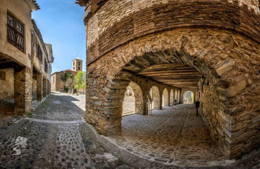 Soportales de la localidad de Yanguas, en Soria