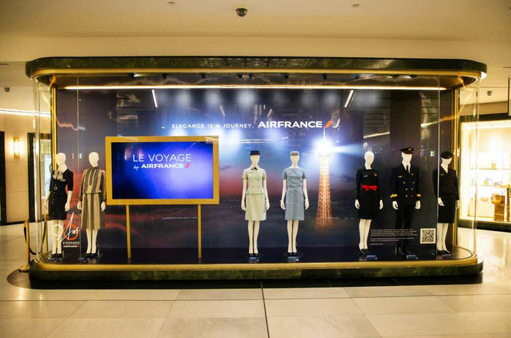 Los uniformes historicos de Air France en la Galeria Canalejas.