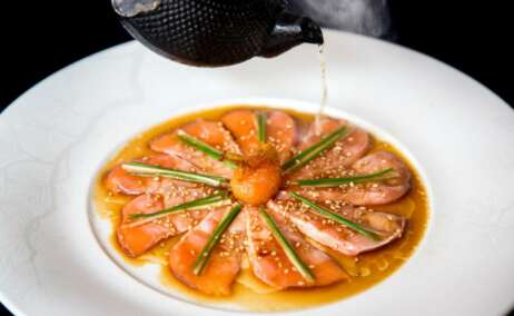 Plato de Salmon Sashimi New Style en Nobu San Sebastián