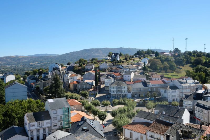 El pueblo de Castro Caldelas en Galicia