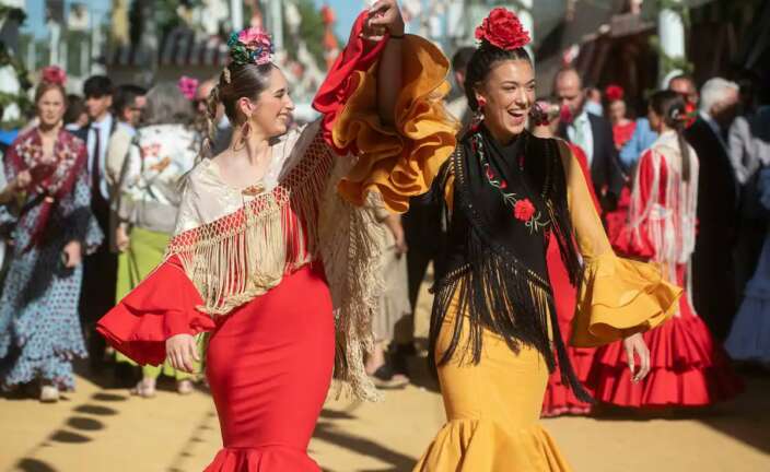 Unas chicas vestidas de flamencas en la Feria de Abril de Sevilla