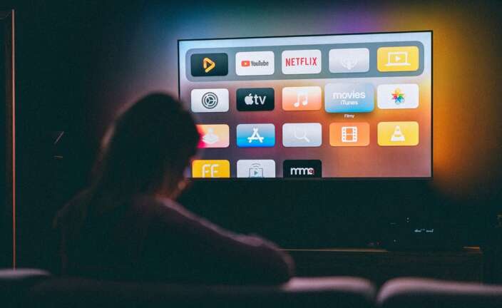 Una persona observa diferentes plataformas de streaming en su TV