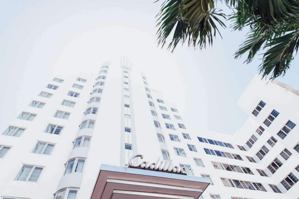 Fachada exterior del Cadillac Hotel & Beach Club en Miami Beach