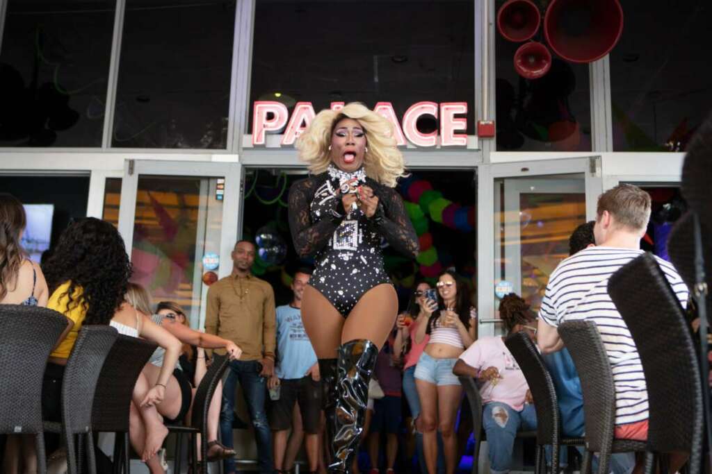 Drag queen actuando en El Palace, Ocean Drive (Miami Beach)