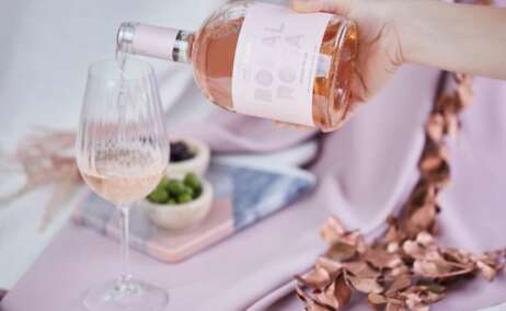 Botella y copa de vino rosado de variedad bobal