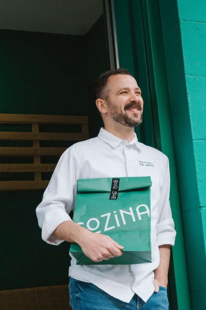 El chef Miguel Carretero con una bolsa de delivery Cozina
