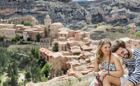 Una pareja disfruta de las vistas de Albarracín, en Teruel