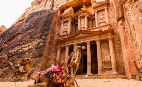 Vista de el Tesoro de Petra con camellos en primer plano