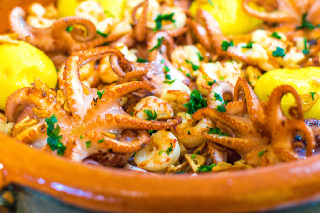 Un plato de pulpitos fritos al ajillo