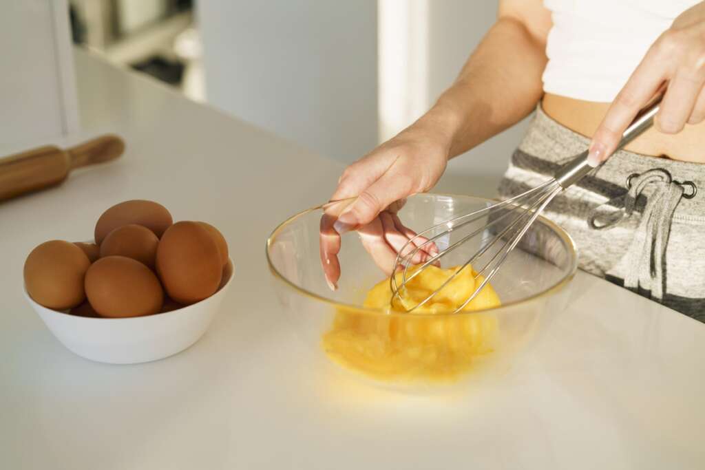 Una persona batiendo huevos