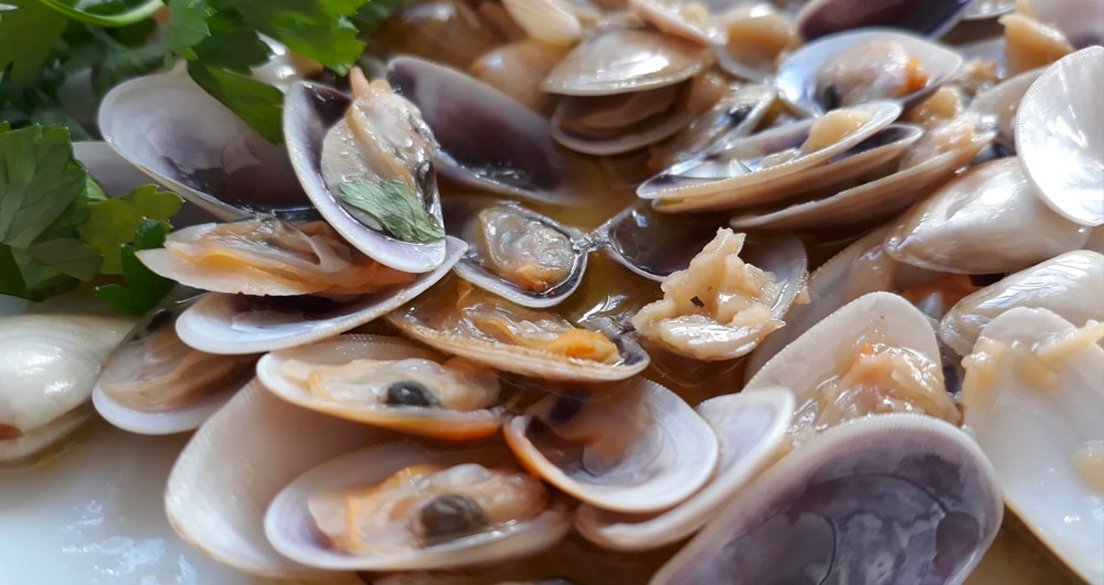 Las coquinas al ajillo, uno de los platos típicos que puedes comer en Huelva